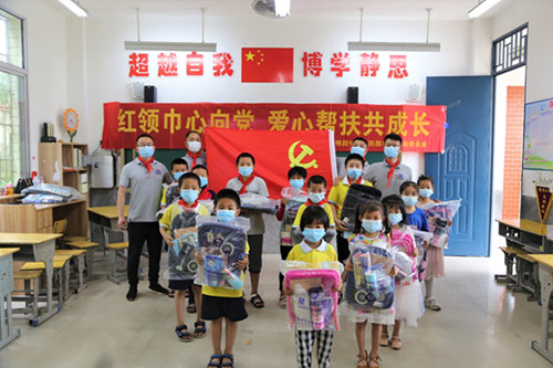 紅領(lǐng)巾心向黨，愛(ài)心幫扶共成長(zhǎng)，開(kāi)展愛(ài)心助學(xué)捐贈(zèng)活動(dòng)